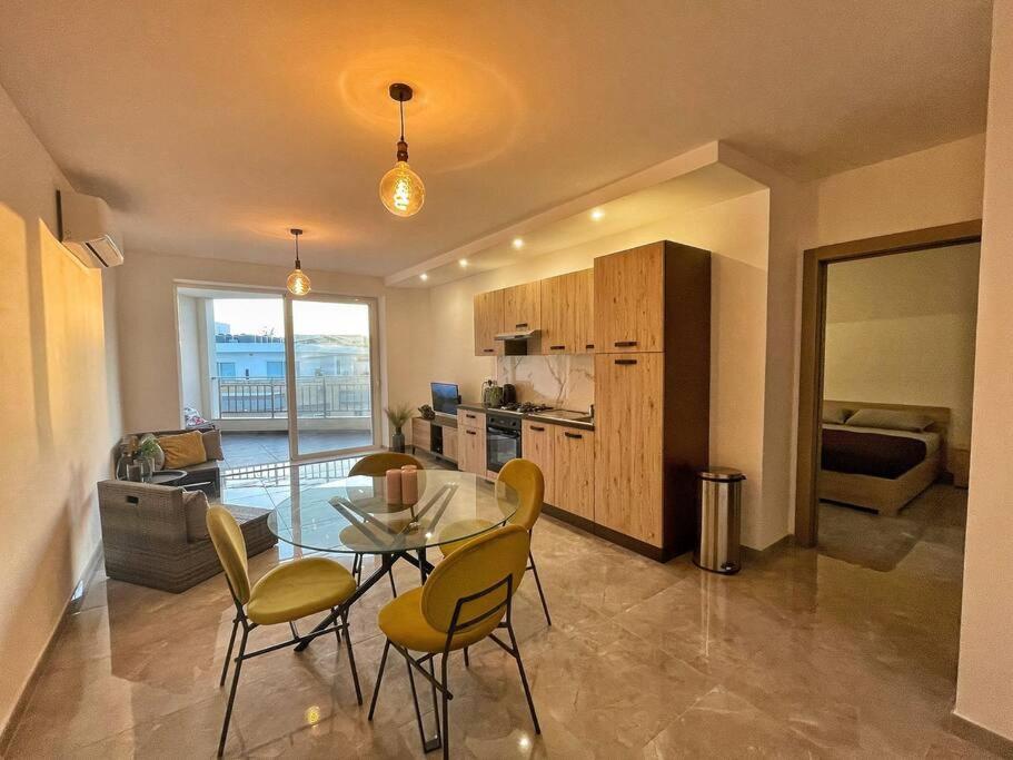 Modern 1 Bedroom Apartment 400M Away From The Sea خليج سانت بول المظهر الخارجي الصورة